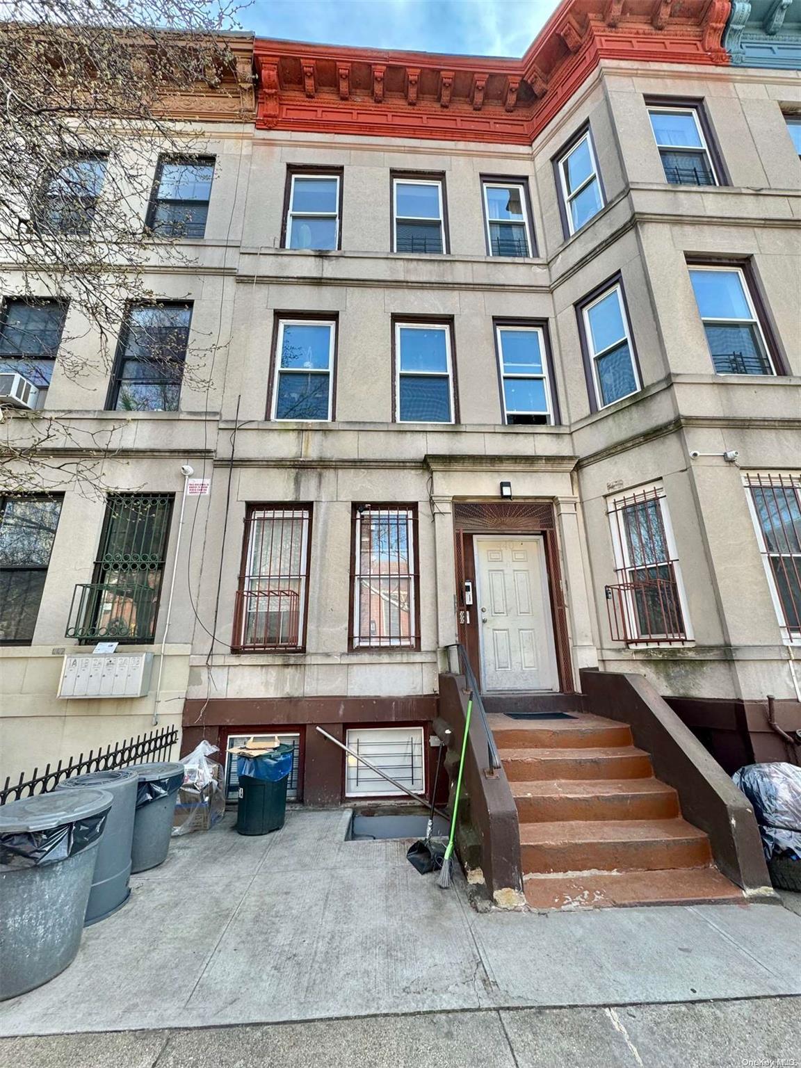 listing main picture