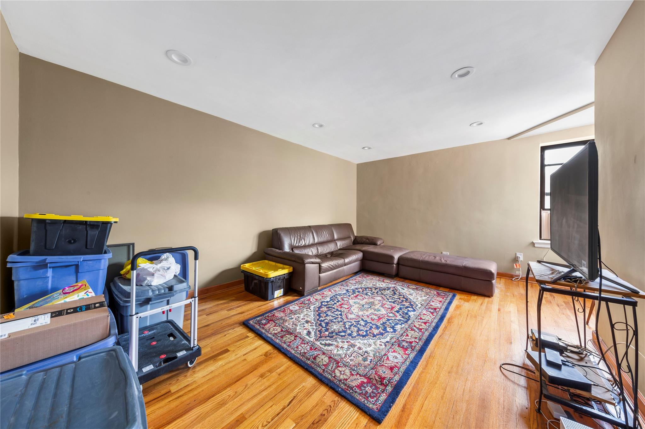 listing main picture
