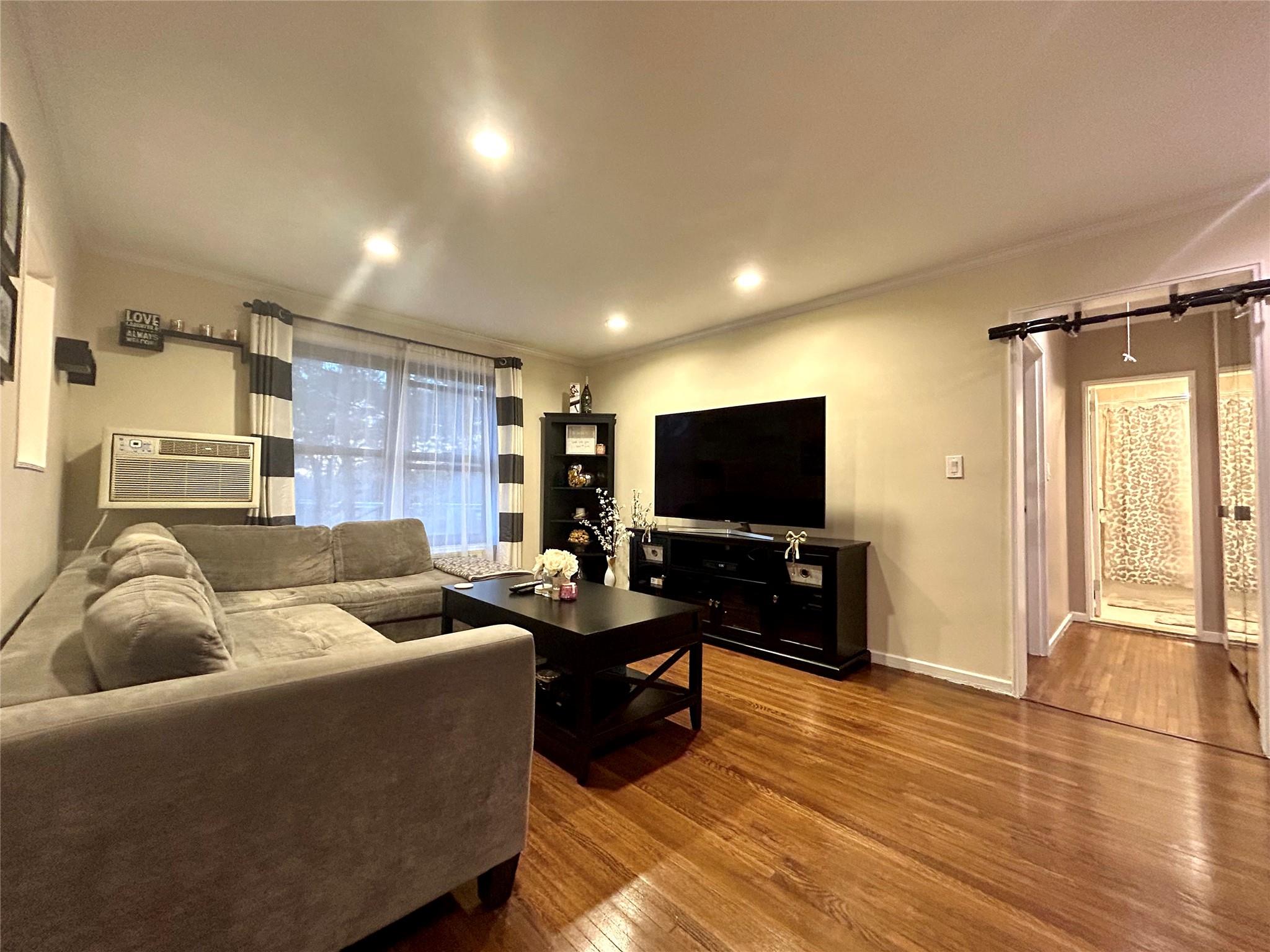 listing main picture
