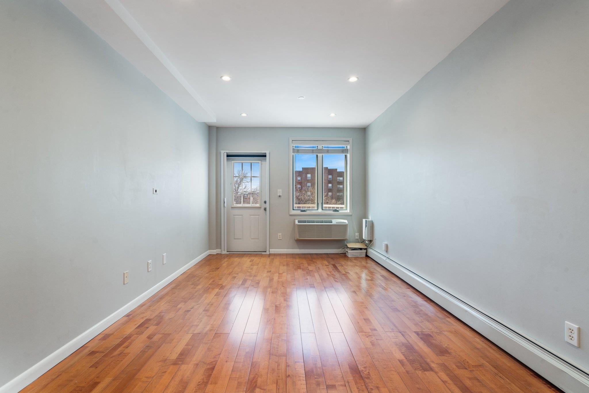 listing main picture