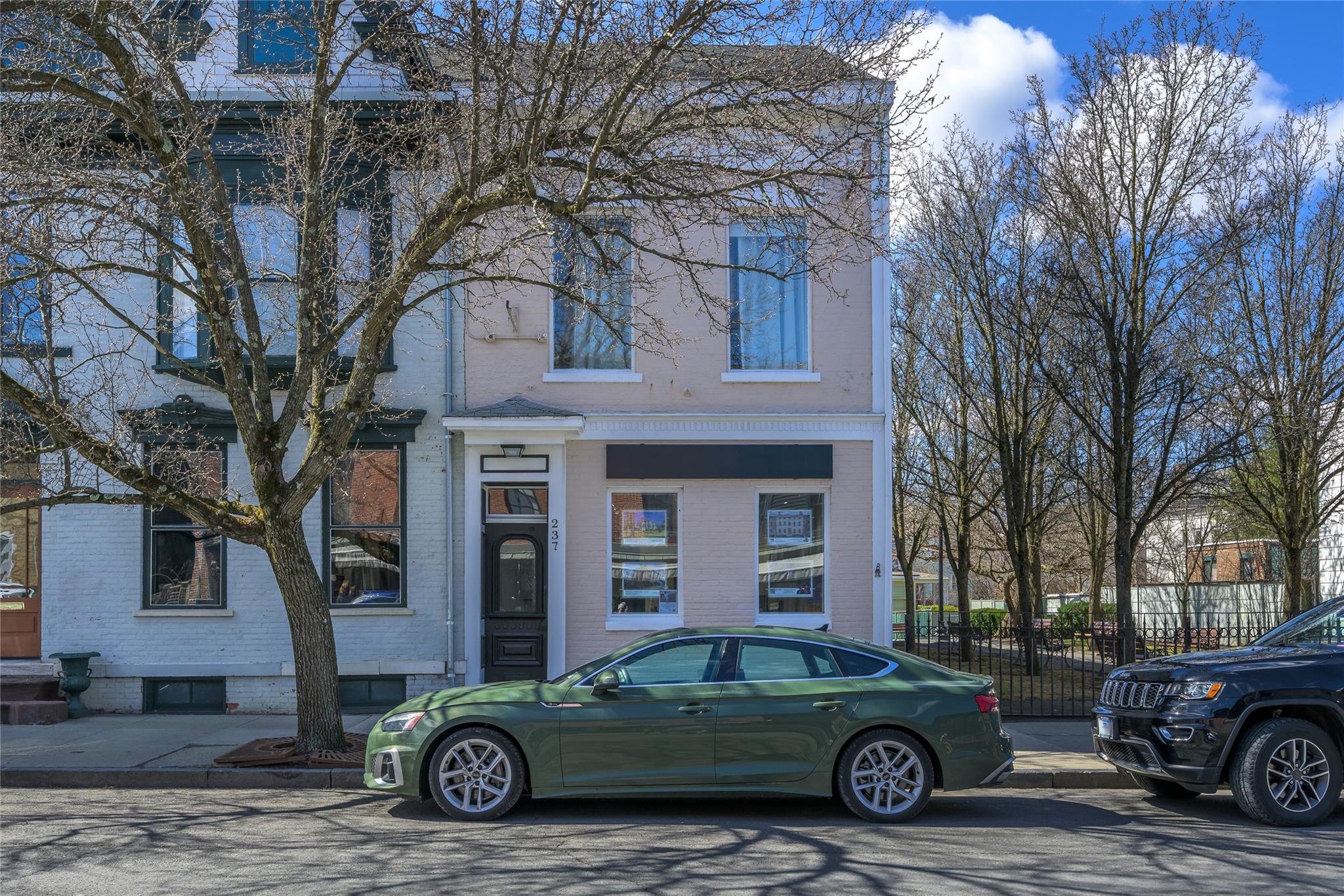 listing main picture