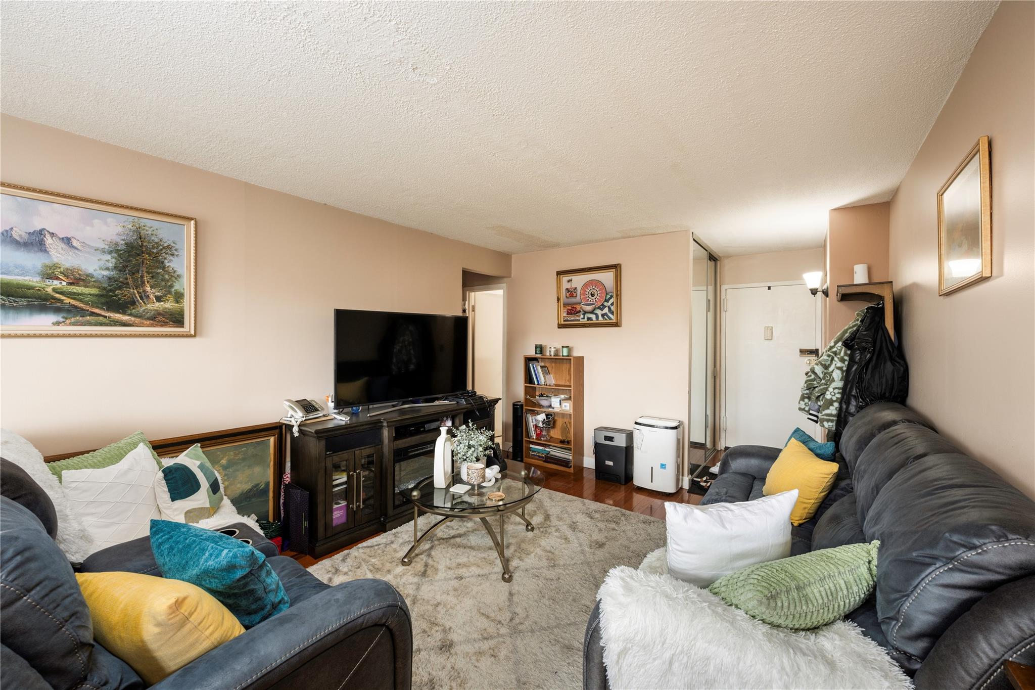 listing main picture