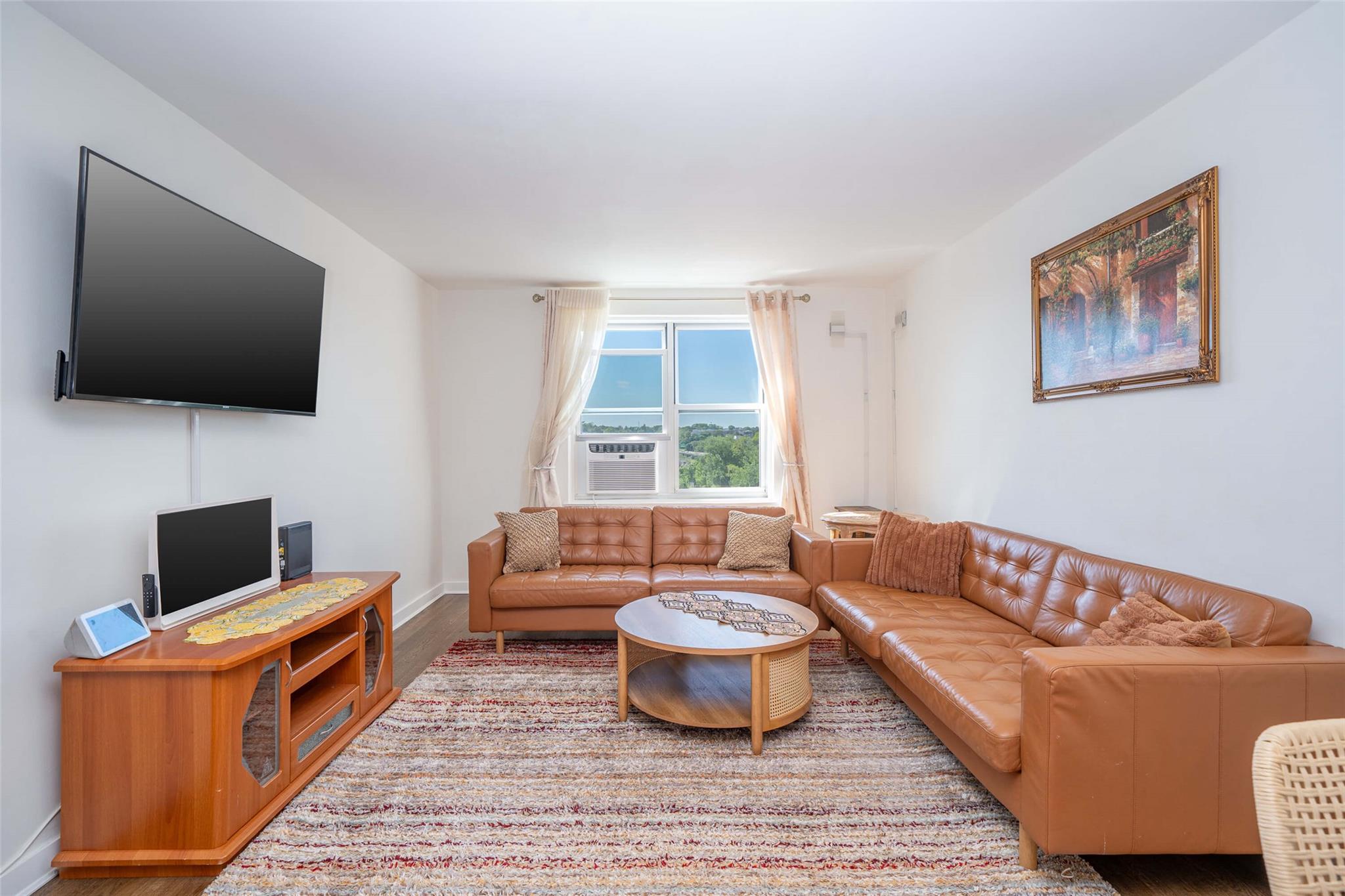 listing main picture