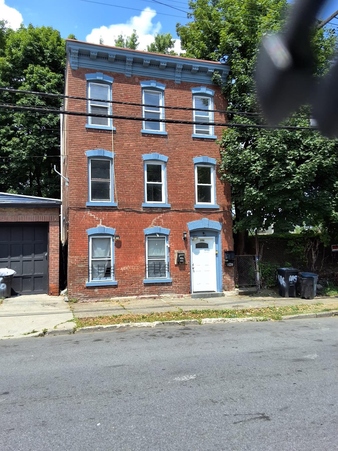 listing main picture