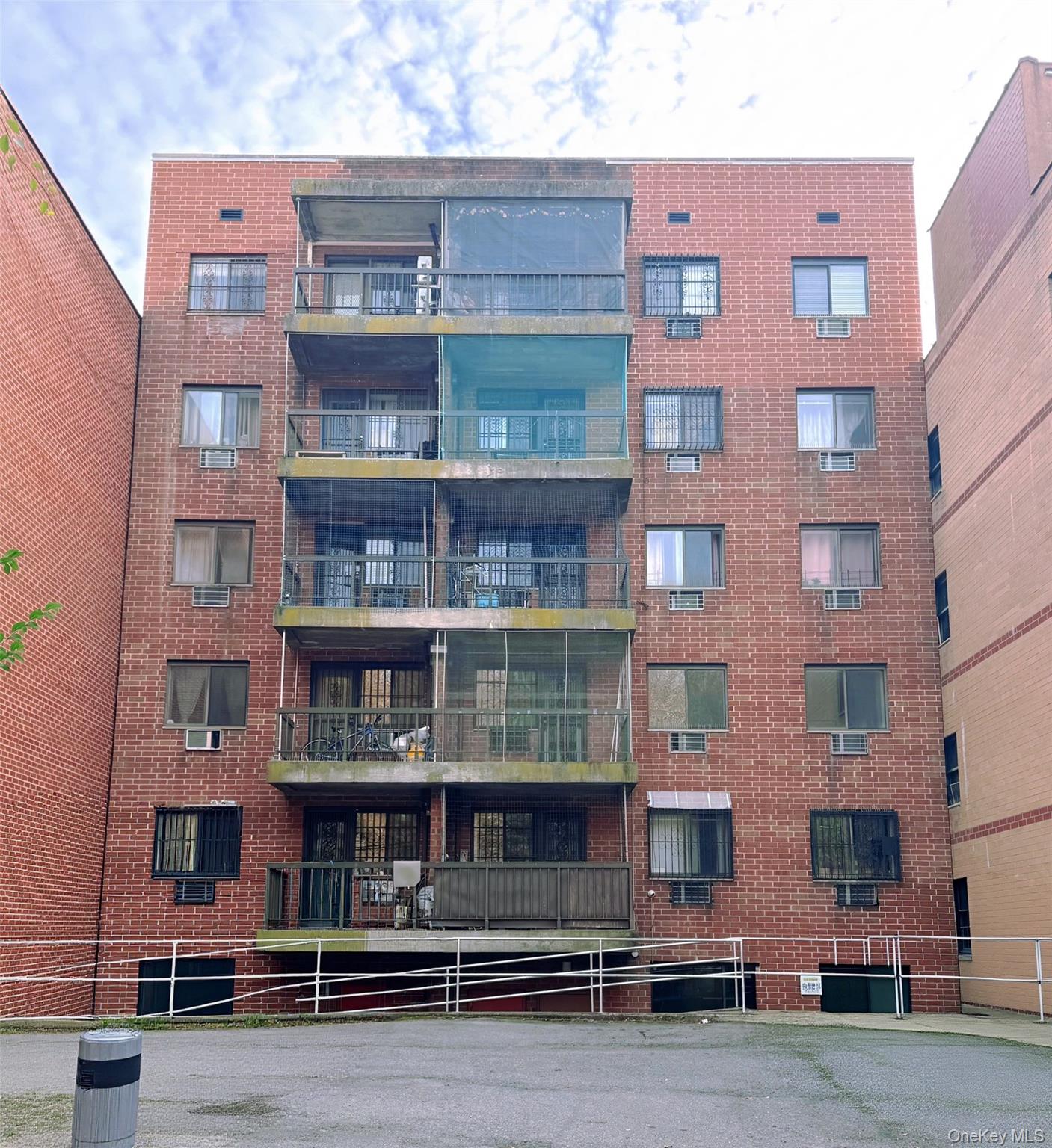 listing main picture