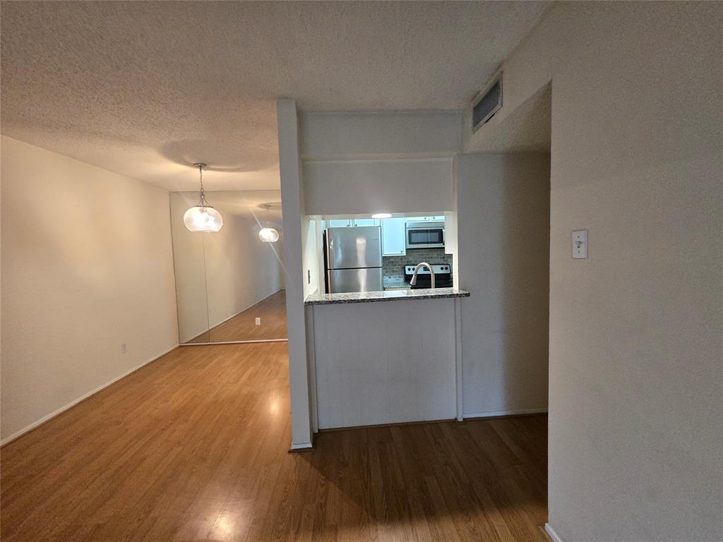 listing main picture