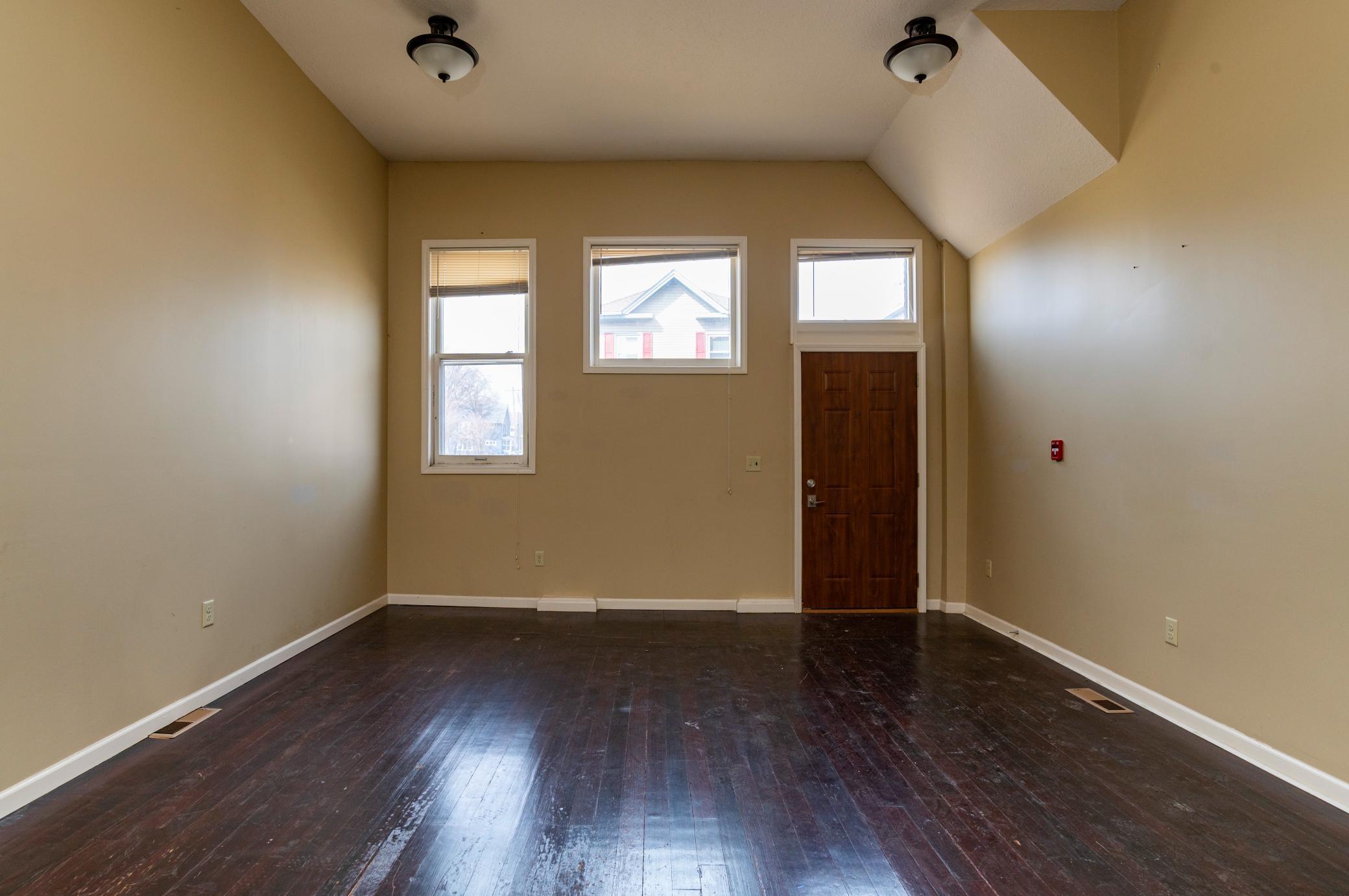 listing main picture
