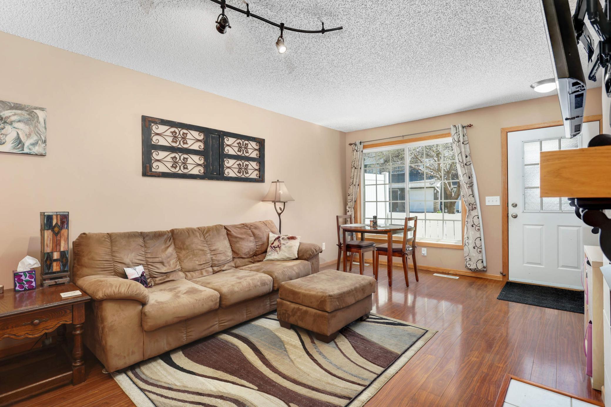 listing main picture