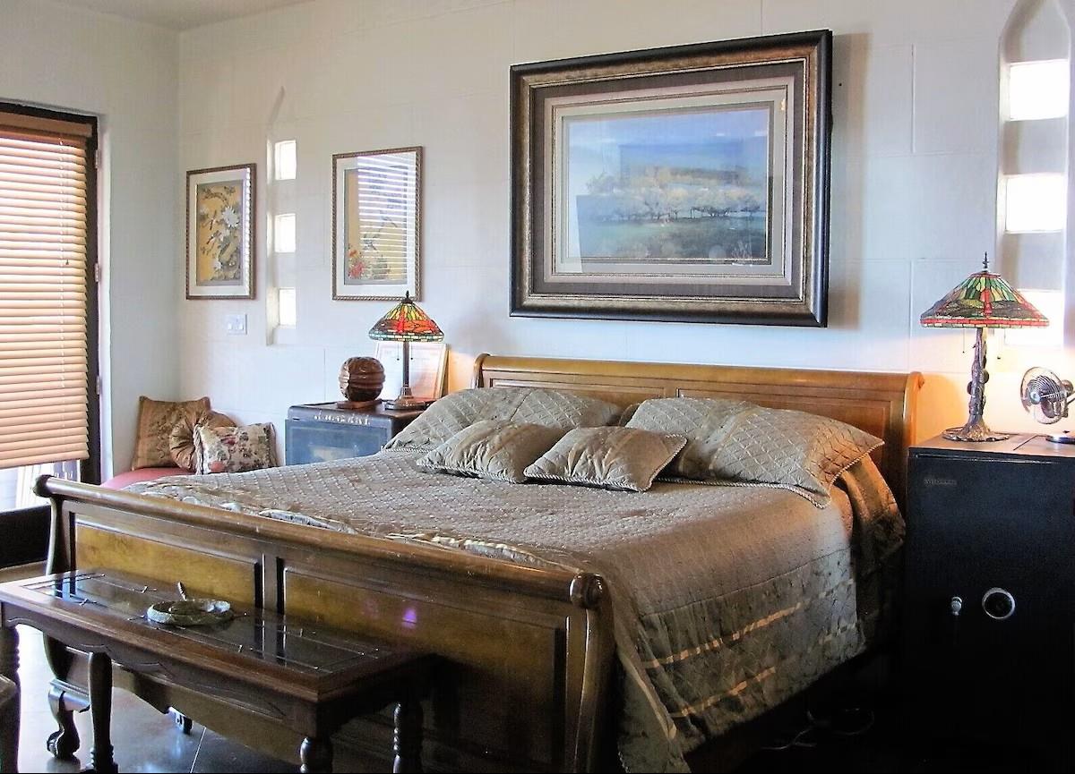 listing main picture