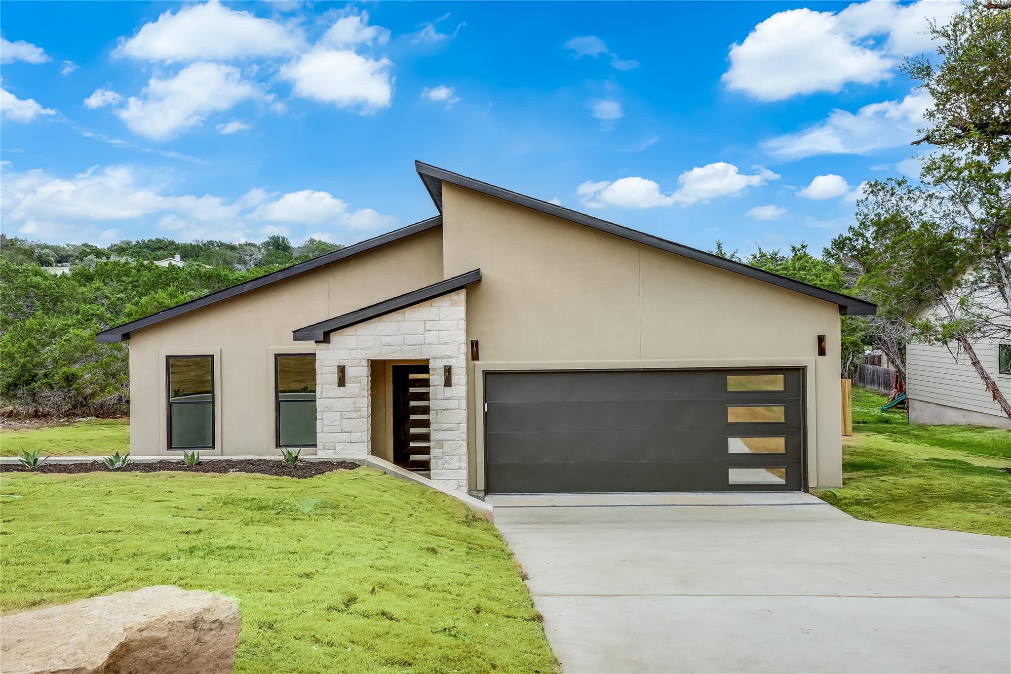 listing main picture