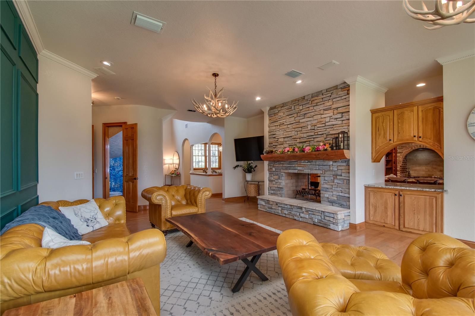 listing main picture