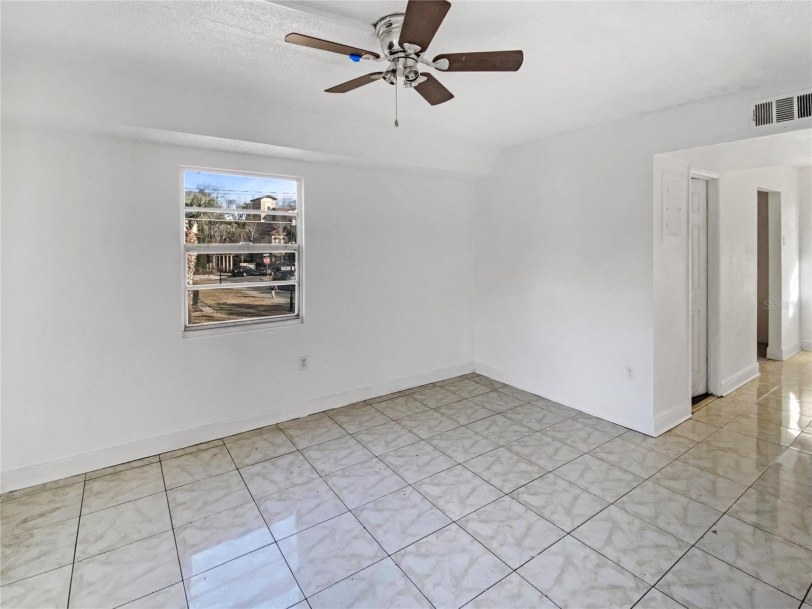 listing main picture