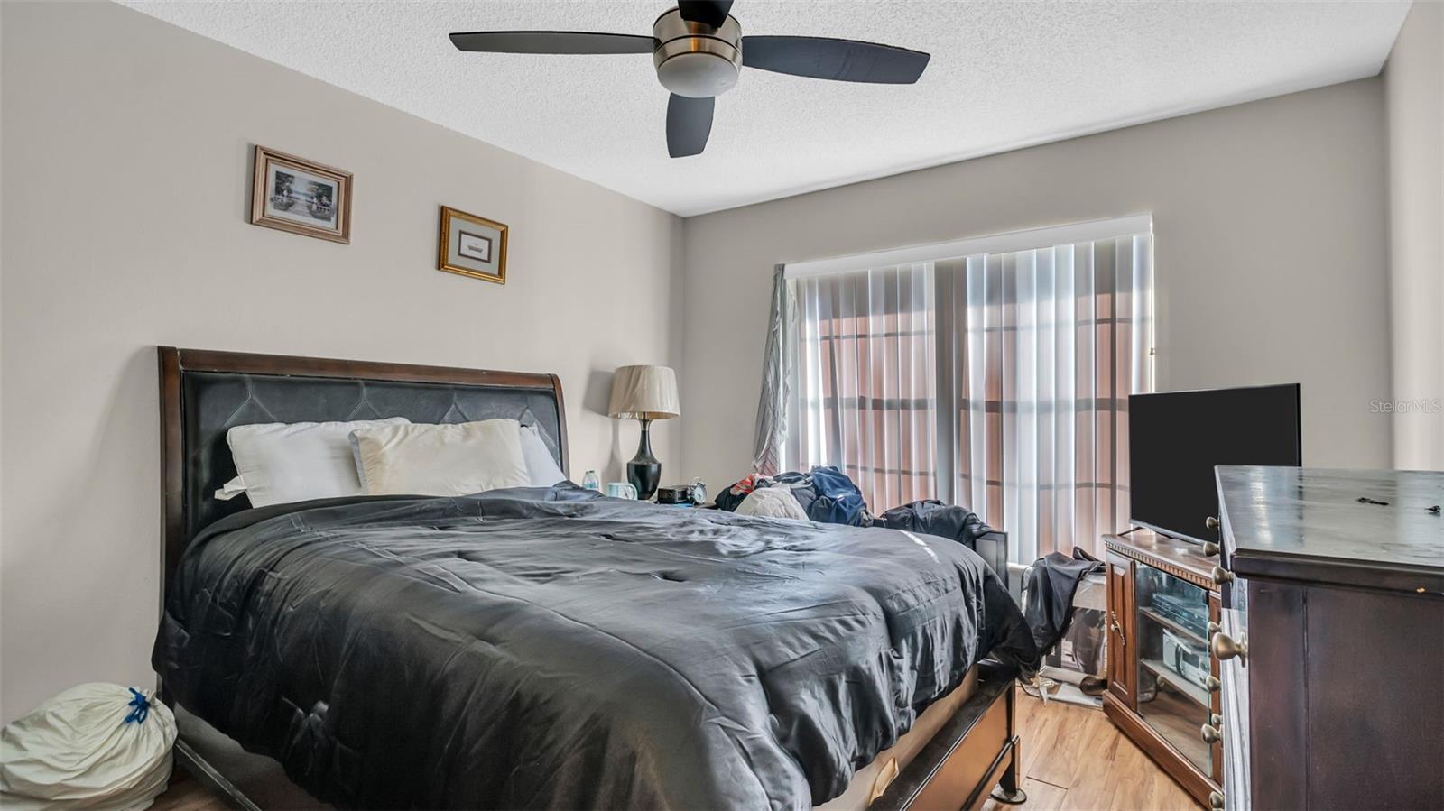 listing main picture