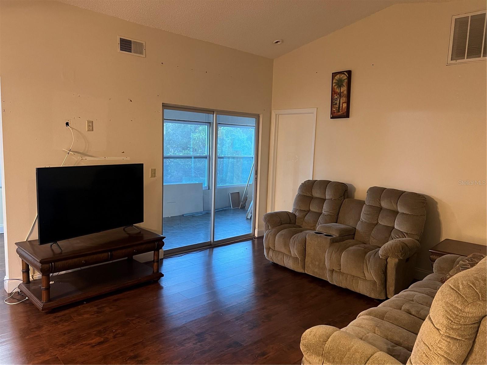 listing main picture