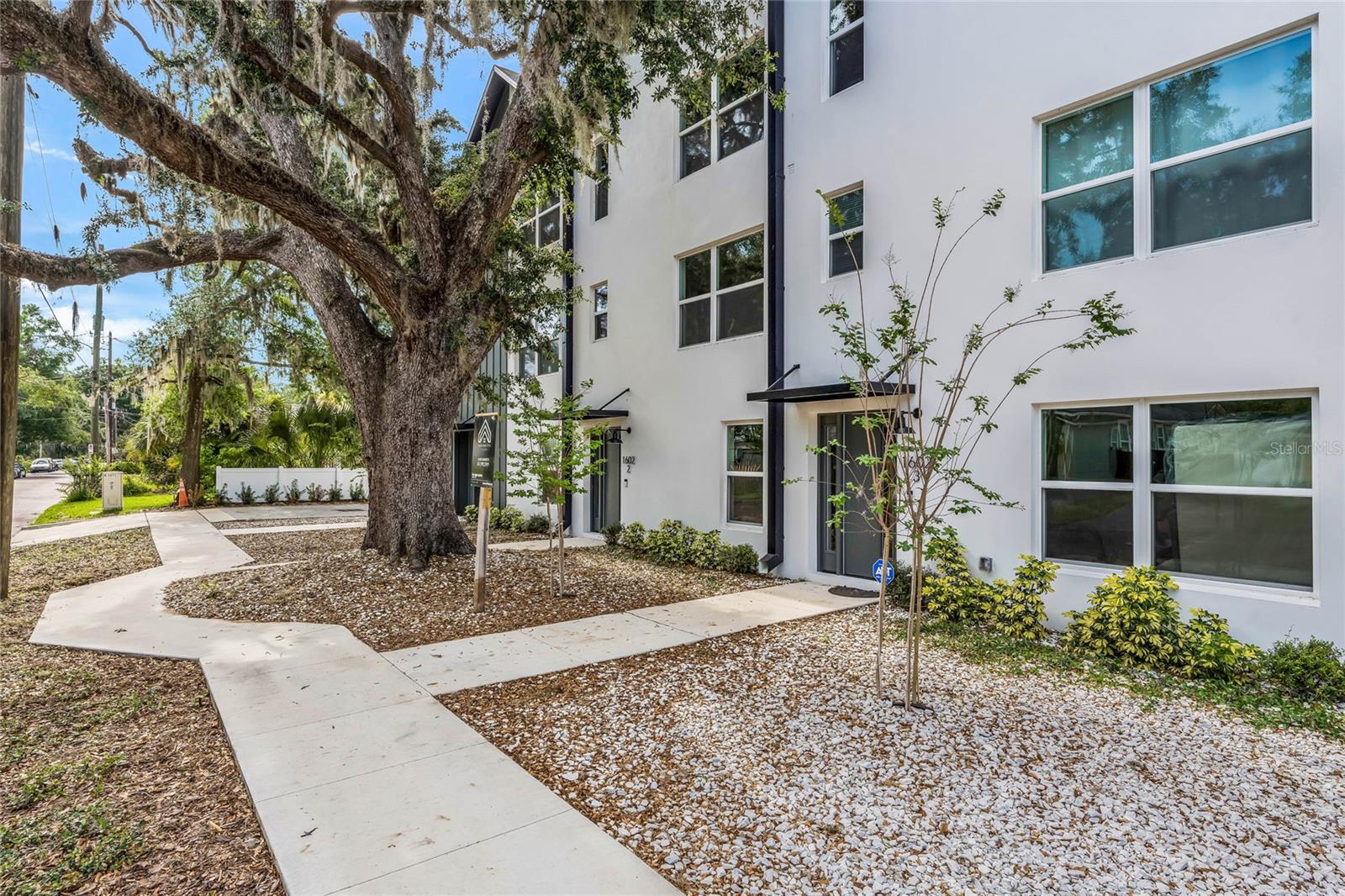 listing main picture