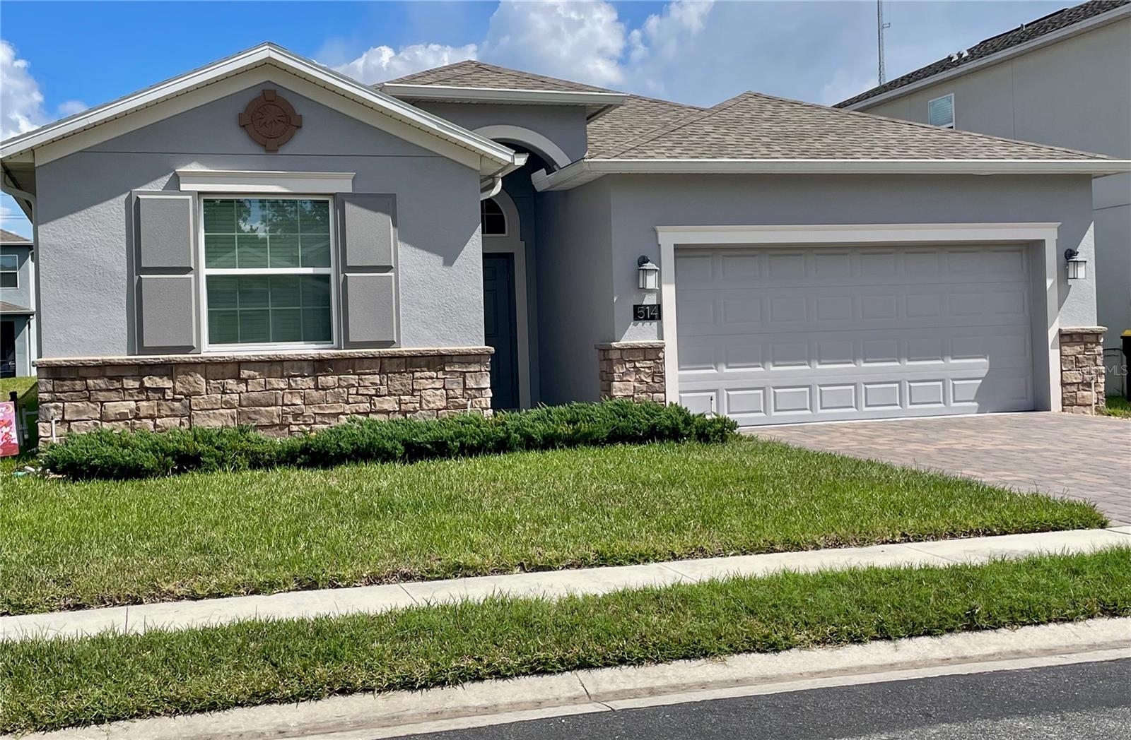 listing main picture