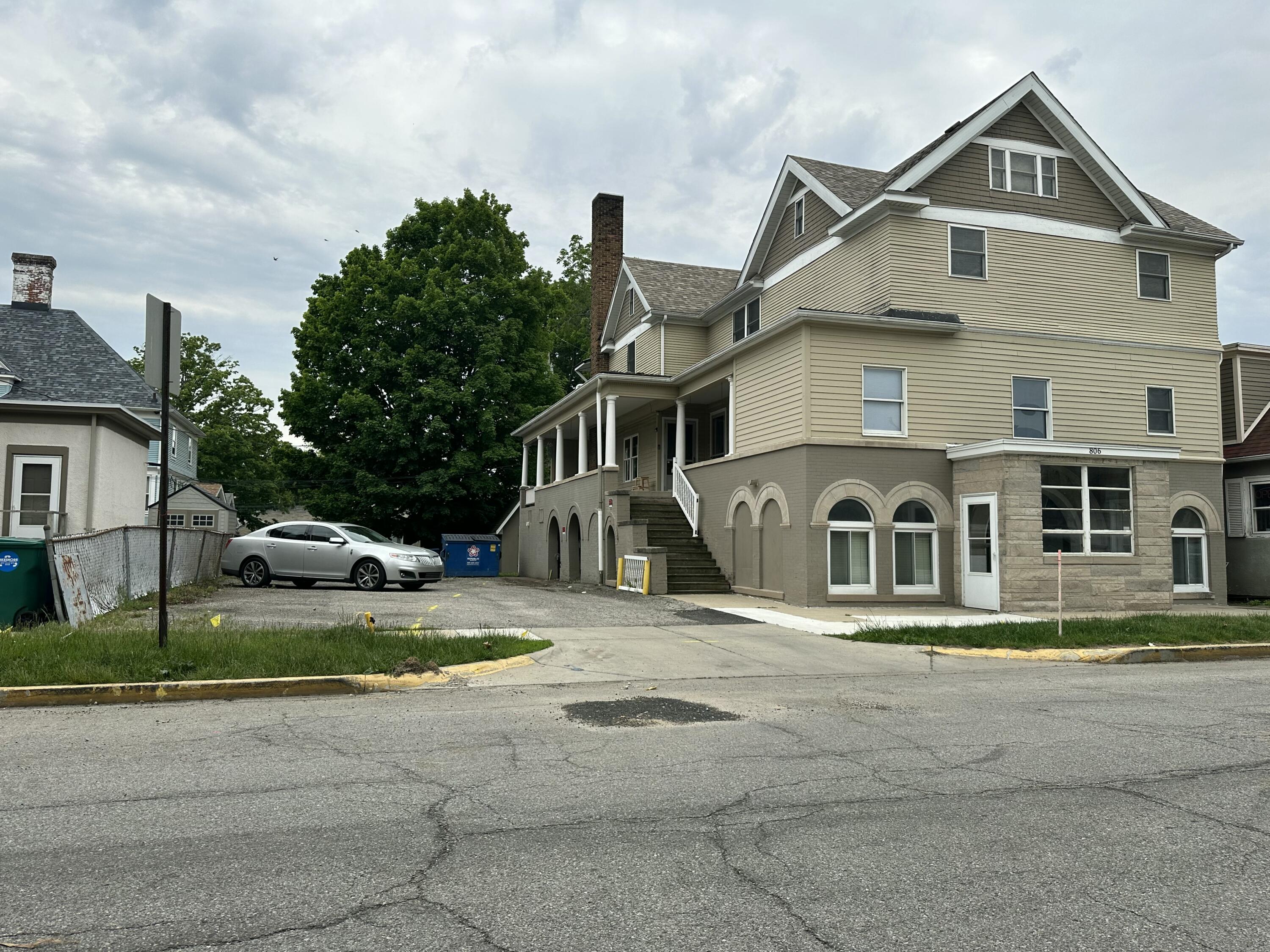 listing main picture